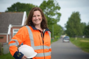 Omgevingsmanager Ellen de Waard in oranje jas met bouwhelm, actief in stakeholdercommunicatie voor Nobian.