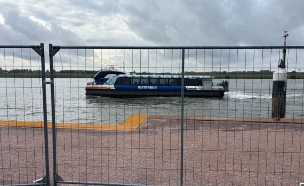 Waterbus vaart langs de kade