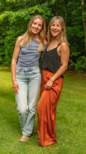 Suzet (l) en Esther (r) tijdens een teambuilding